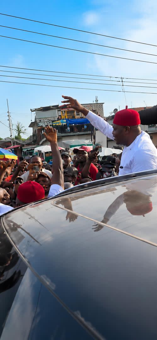 NSUKKA ZONE IN ENUGU STATE TROOPED OUT EN MASSE TO WELCOME CHIEF UCHE NNAJI DURING HIS SURPRISE VISIT